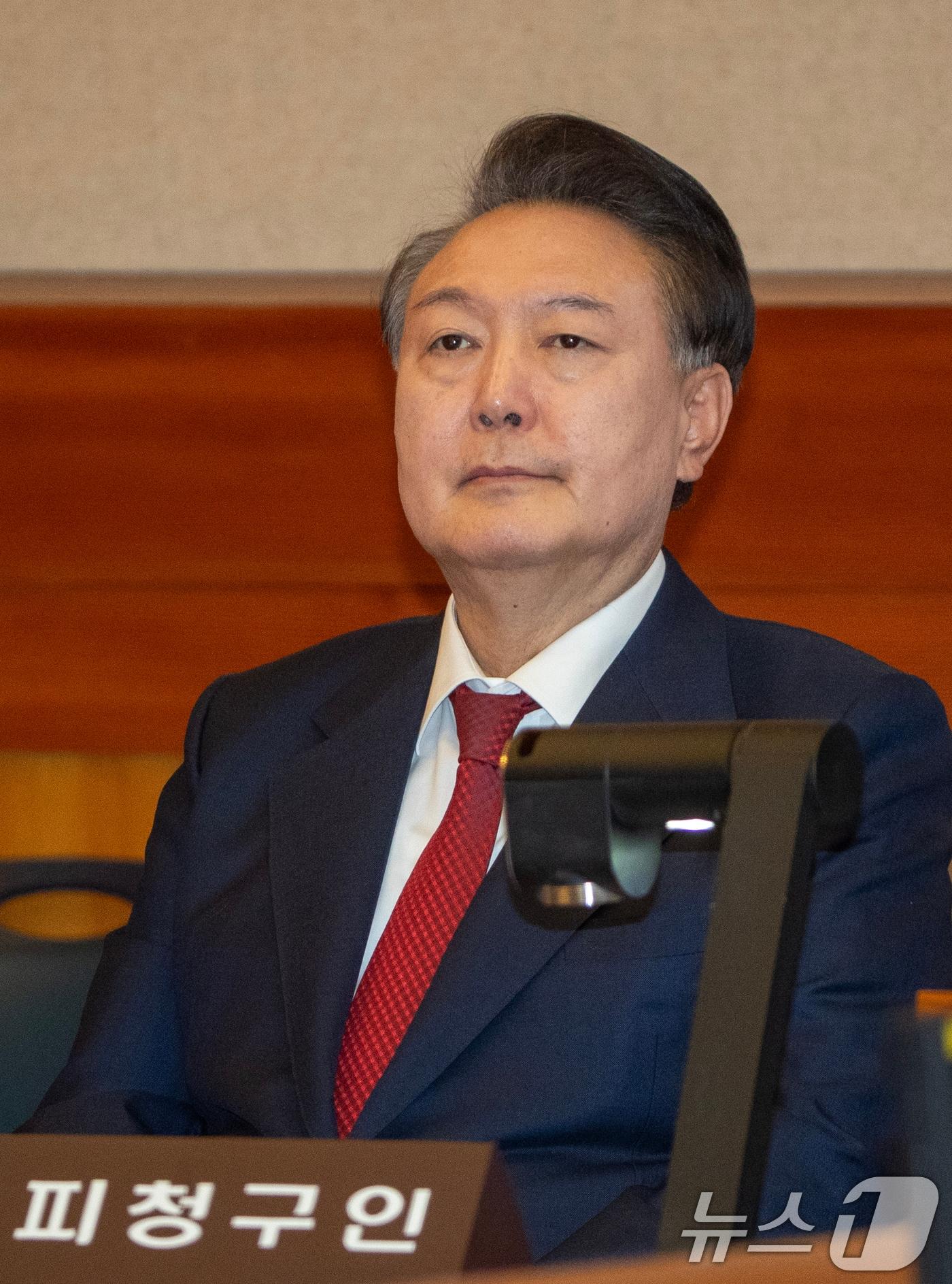 본문 이미지 - 윤석열 대통령이 20일 오후 서울 종로구 헌법재판소 대심판정에서 열린 탄핵심판 10차 변론에 출석해 생각에 잠겨 있다. 2025.2.20/뉴스1 ⓒ News1 사진공동취재단