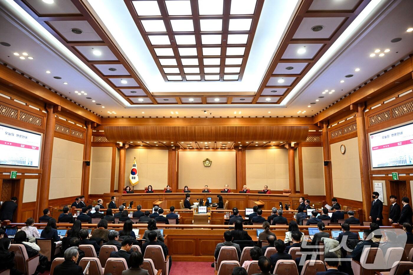 문형배 헌법재판소장 직무대행을 비롯한 헌법재판관들이 20일 오후 서울 종로구 헌법재판소에서 열린 윤석열 대통령 탄핵심판 10차 변론에 자리하고 있다. 2025.2.20/뉴스1 ⓒ News1 사진공동취재단