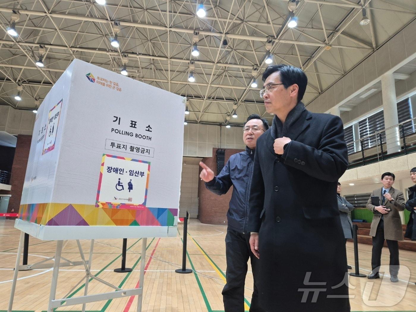 본문 이미지 - 김민재 행정안전부 차관보가 20일 오후 김진하 강원 양양군수 주민소환 사전 투표소가 설치된 양양군실내 체육관을 방문해 사전투표 준비상황을 점검하고 있다. 양양군선거관리위원회는 오는 21∼22일 양양지역 6개 사전투표소에서 김진하 군수에 대한 주민소환 사전투표를 실시한다. 2025.2.20 ⓒ 뉴스1 윤왕근 기자