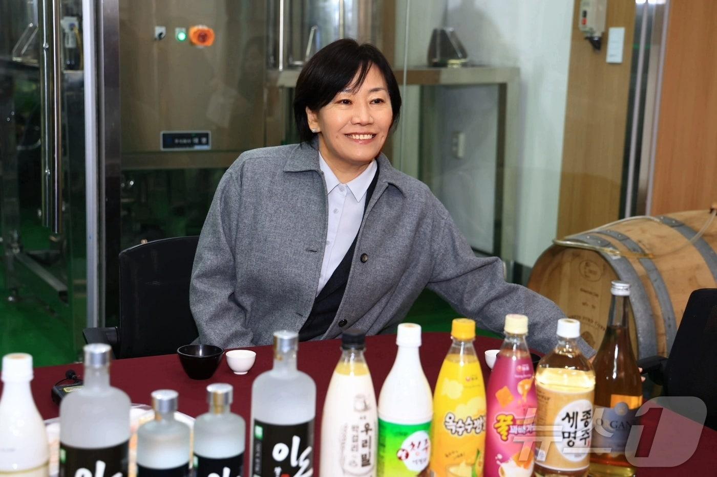 본문 이미지 - 송미령 농식품부 장관이 20일 청주 소재 '조은술세종'에 방문해 우리 쌀로 만든 전통주를 살펴보고 있다. (사진제공=농림축산식품부)