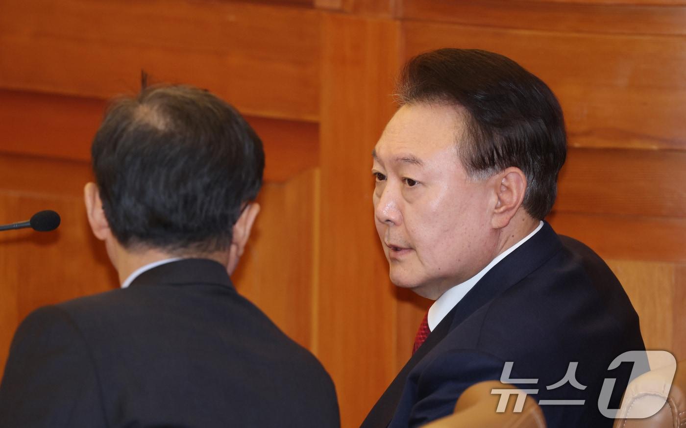 본문 이미지 - 윤석열 대통령이 20일 오후 서울 종로구 헌법재판소에서 열린 탄핵심판 10차 변론에 출석해 윤갑근 변호사와 대화를 나누고 있다. 이날 윤 대통령은 8분 만에 퇴정했다. 2025.2.20/뉴스1 ⓒ News1 사진공동취재단