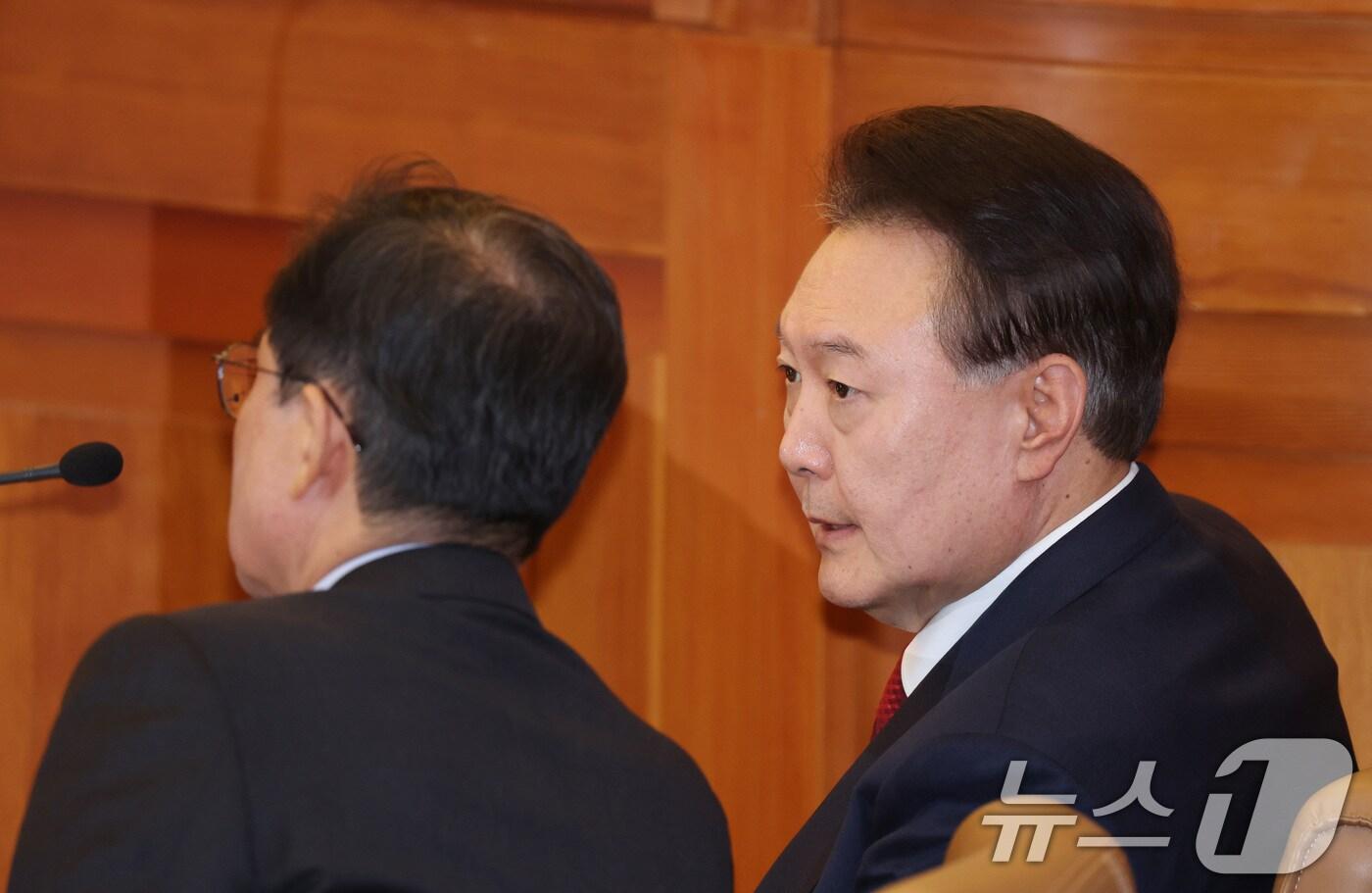 윤석열 대통령이 20일 서울 종로구 헌법재판소에서 열린 탄핵심판 10차 변론에 출석해 윤갑근 변호사와 대화하고 있다. 2025.2.20/뉴스1 ⓒ News1 사진공동취재단