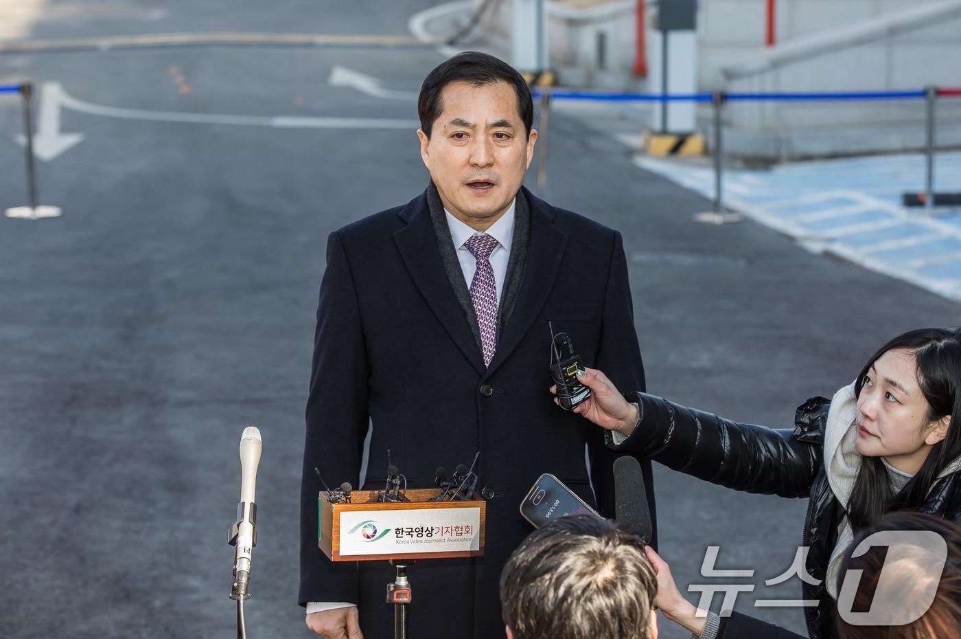 박대출 국민의힘 의원이 20일 서울 종로구 헌법재판소에서 열린 윤석열 대통령 탄핵심판 10차 변론기일에 참석하며 취재진의 질문에 답변하고 있다. 2025.2.20/뉴스1 ⓒ News1 사진공동취재단