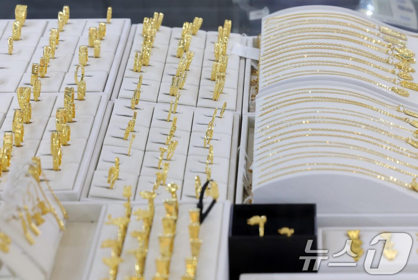 금값이 사상 최고치를 경신하고 일부 투자자들의 차익 실현 매매에 일시적으로 하락 전환된 20일 서울시내 한 금거래소에 귀금속이 진열돼 있다. 2025.2.20/뉴스1 ⓒ News1 이동해 기자