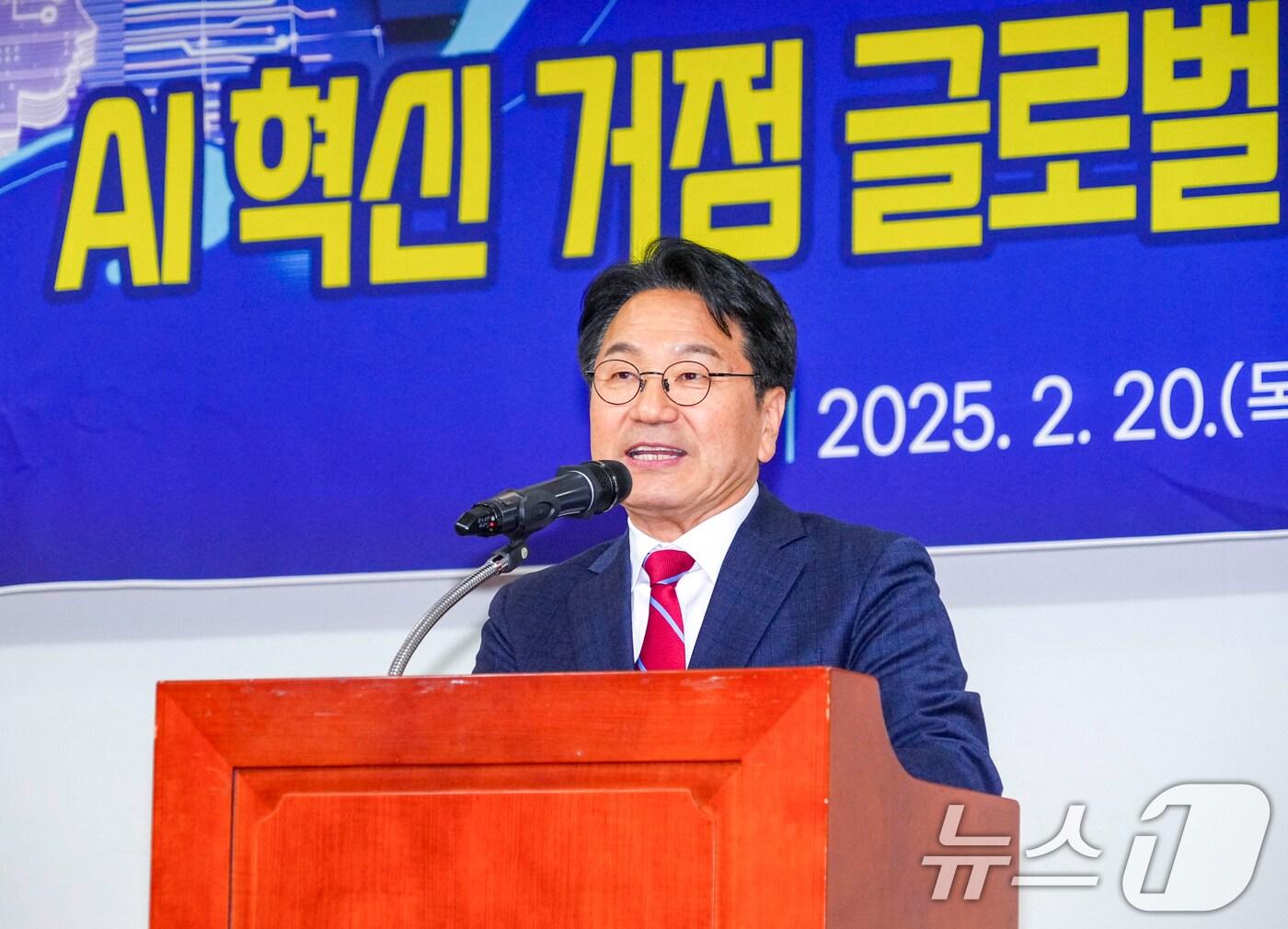 본문 이미지 - 강기정 광주시장이 20일 오후 서울 국회의원회관에서 열린 &#39;AI 혁신 거점 글로벌 경쟁력 확보를 위한 정책토론회&#39;에 참석해 환영사를 하고 있다.&#40;광주시 제공. 재판매 및 DB 제공&#41;2025.2.20/뉴스1 박준배 기자