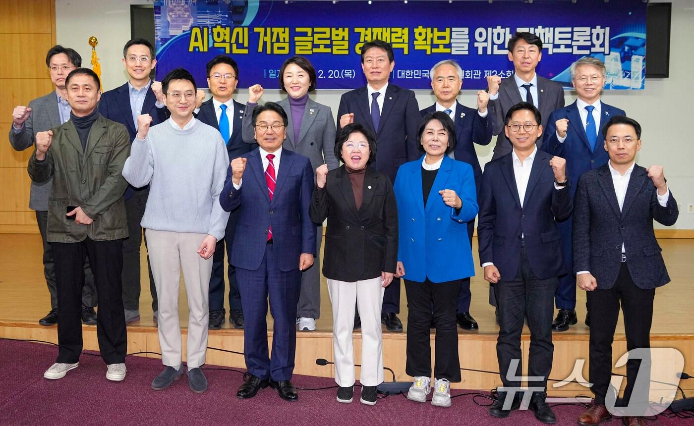 본문 이미지 - 강기정 광주시장이 20일 오후 서울 국회의원회관에서 열린 'AI 혁신 거점 글로벌 경쟁력 확보를 위한 정책토론회'에 참석해 조인철 국회의원, 과학기술정보방송통신위원회 최민희 위원장, 정진욱·양부남·전진숙·민형배 국회의원 등 내빈들과 기념촬영을 하고 있다.(광주시 제공. 재판매 및 DB 금지)2025.2.20/뉴스1 ⓒ News1 박준배 기자