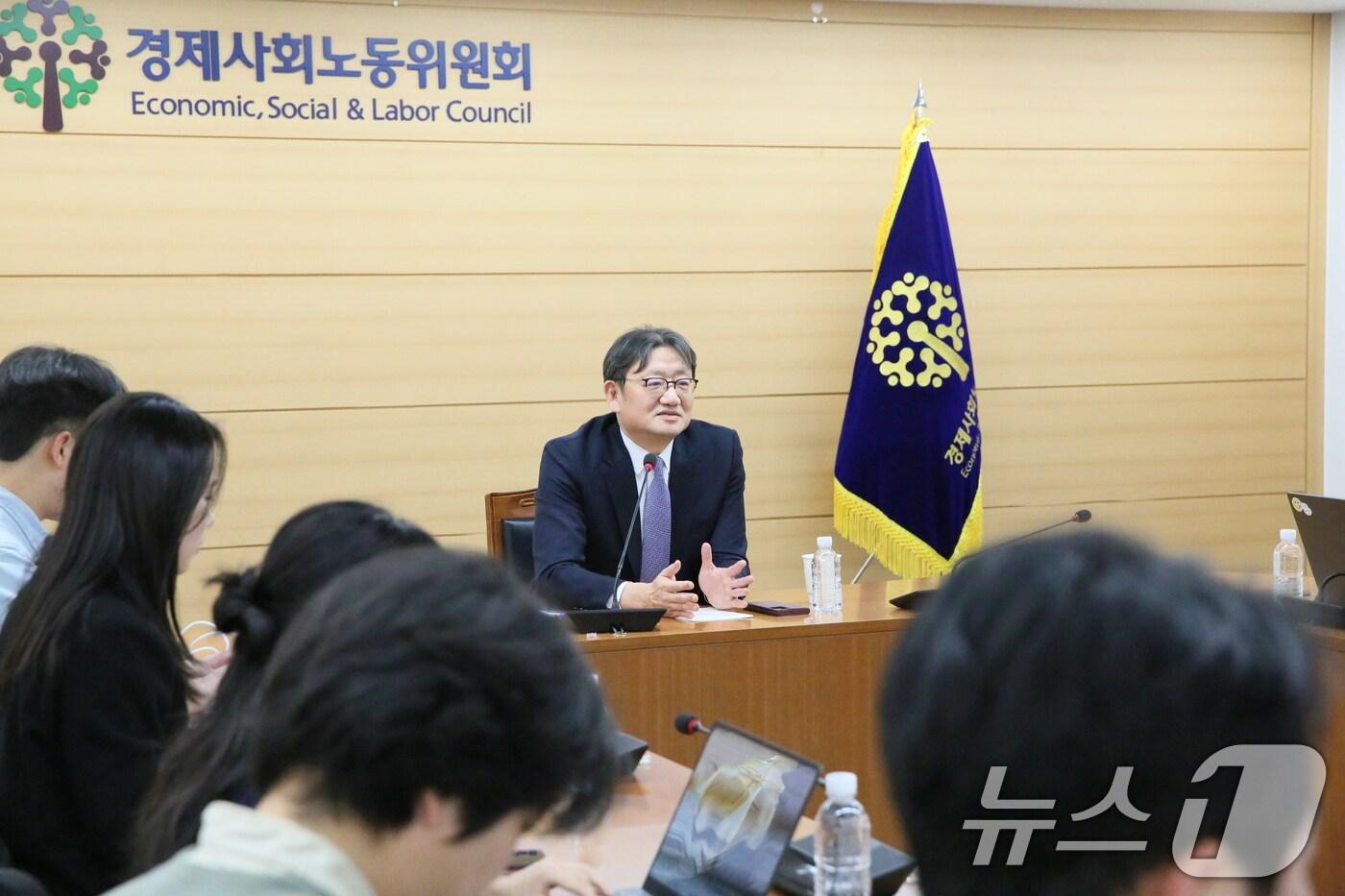 본문 이미지 - 권기섭 경제사회노동위원회 위원장이 20일 오후 서울 중구 경사노위 대회의실에서 열린 기자 간담회에서 기자들의 질의에 답하고 있다. (경사노위 제공. 재판매 및 DB 금지) 2025.2.20/뉴스1