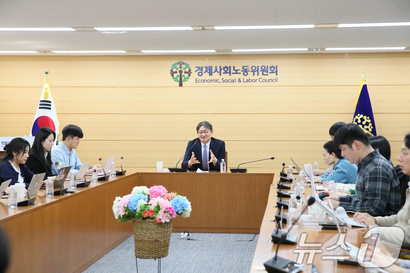 권기섭 경제사회노동위원회 위원장이 서울 중구 경사노위 대회의실에서 열린 기자 간담회에서 기자들의 질의에 답하고 있다. (경사노위 제공. 재판매 및 DB 금지) /뉴스1