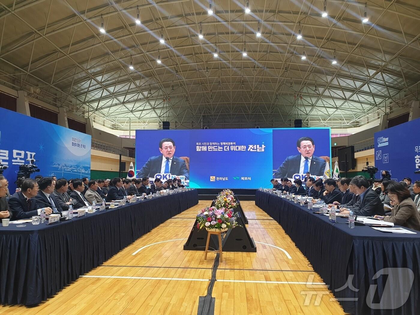 본문 이미지 - 20일 목포국제축구센터 다목적체육관에서 열린 목포시 정책 비전 투어에서 김영록 전남도지사가 질의에 답하고 있다.2025.2.20/뉴스1