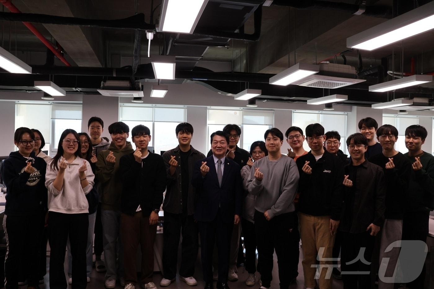 본문 이미지 - 안철수 국민의힘 의원이 20일 서울 서초구 '국가 AI 연구거점'을 방문해 기념 촬영을 하고 있다. 2025.02.20/뉴스1 (안철수 의원실 제공)