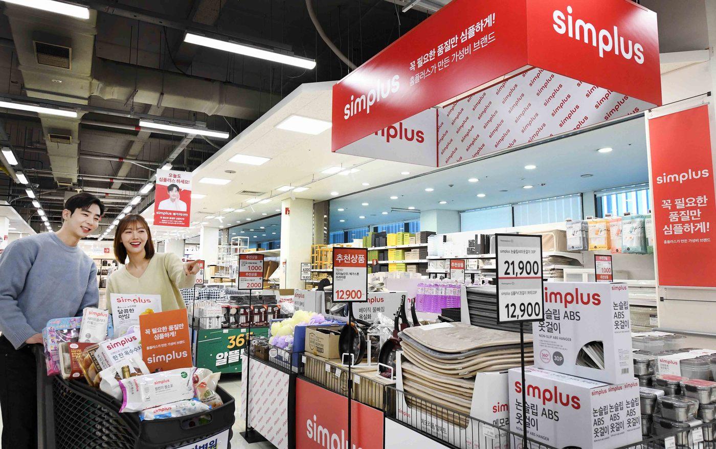 모델들이 '홈플러스 메가 푸드 마켓 라이브' 강서점에서 홈플러스 PB '심플러스' 대표 상품을 소개하고 있다(홈플러스 제공).