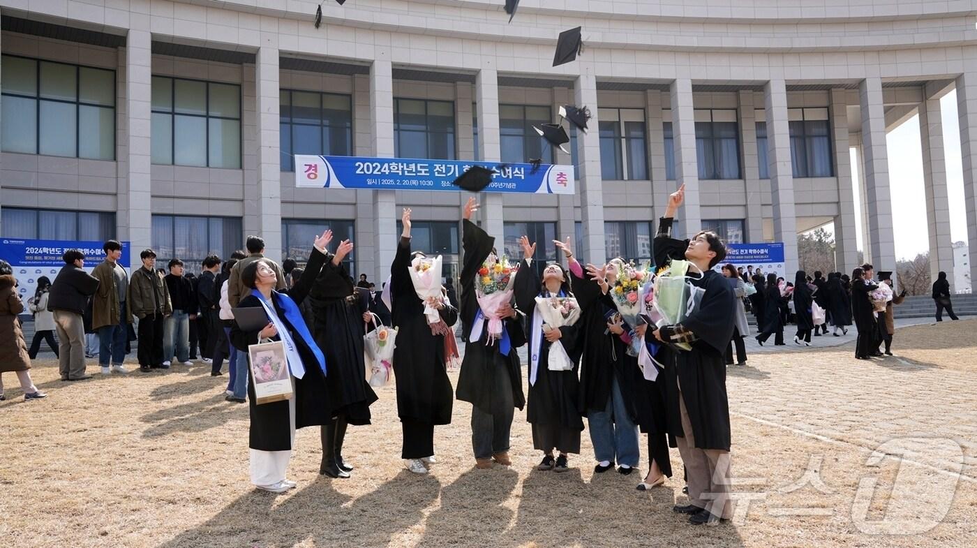 20일 목포대 졸업생들이 학위모를 던지며 즐거워 하고 있다. (목포대 제공. 재판매 및 DB금지) /뉴스1 