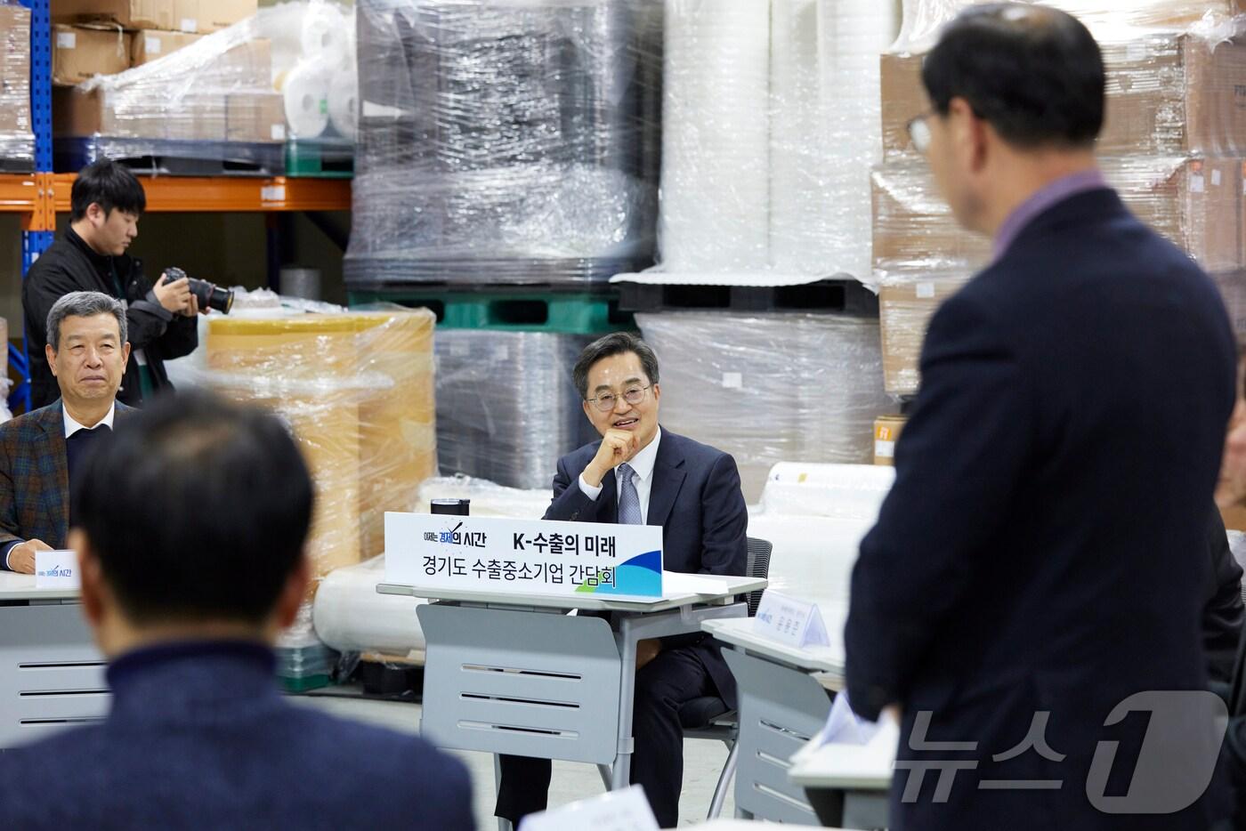 20일 오후 ㈜예선테크에서 열린 경기도 수출 중소기업 현장 간담회에서 김동연 경기도지사가 수출 중소기업 애로사항 청취 및 의견교환을 하고 있다.(경기도 제공, 재판매 및 DB금지)