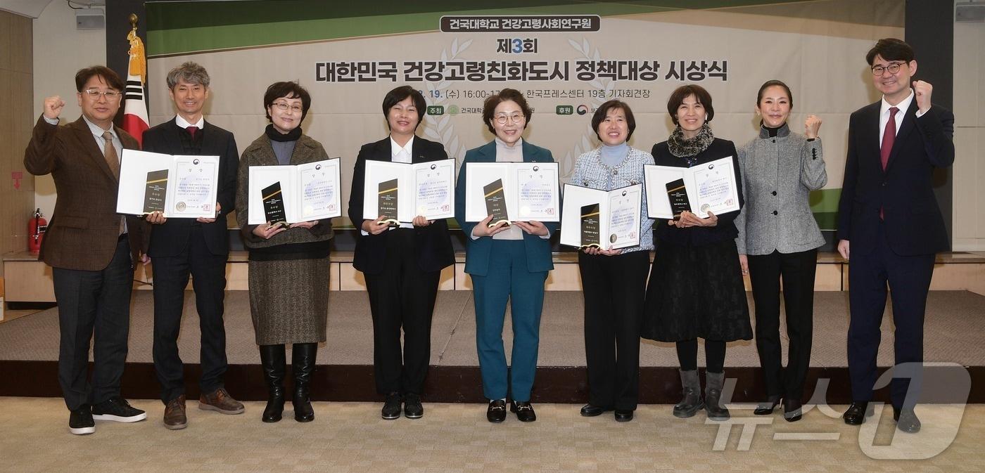 19일 오후 광화문 프레스센터에서 개최된 대한민국 건강고령친화도시 정책대상 시상식에서 학교법인 건국대학교 유자은 이사장&#40;오른쪽에서 두 번째&#41;, 건강고려사회연구원 이영범 원장&#40;오른쪽에서 첫 번째&#41;, 임정빈 한국지방자치학회장&#40;왼쪽에서 첫 번째&#41;과 수상자들이 기념촬영을 하고 있다. &#40;건국대 제공&#41;