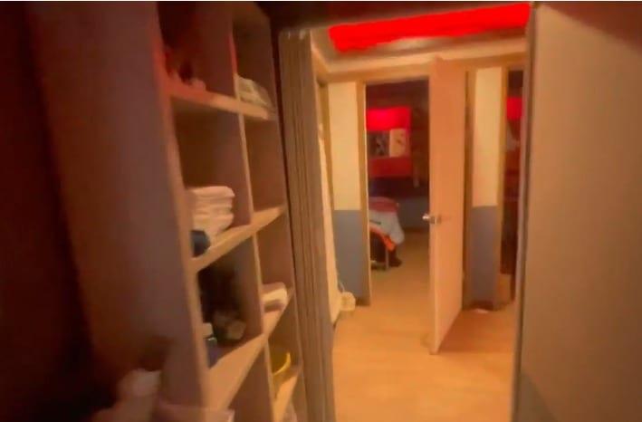 본문 이미지 - 서울경찰청은 서울 학교 주변 유해 업소를 단속해 퇴폐 마사지 업소를 포함한 업소 38곳이 폐쇄되거나 영업을 중단했다고 21일 밝혔다.사진은 단속으로 적발된 유해 업소 내부 모습. (서울경찰청 제공)