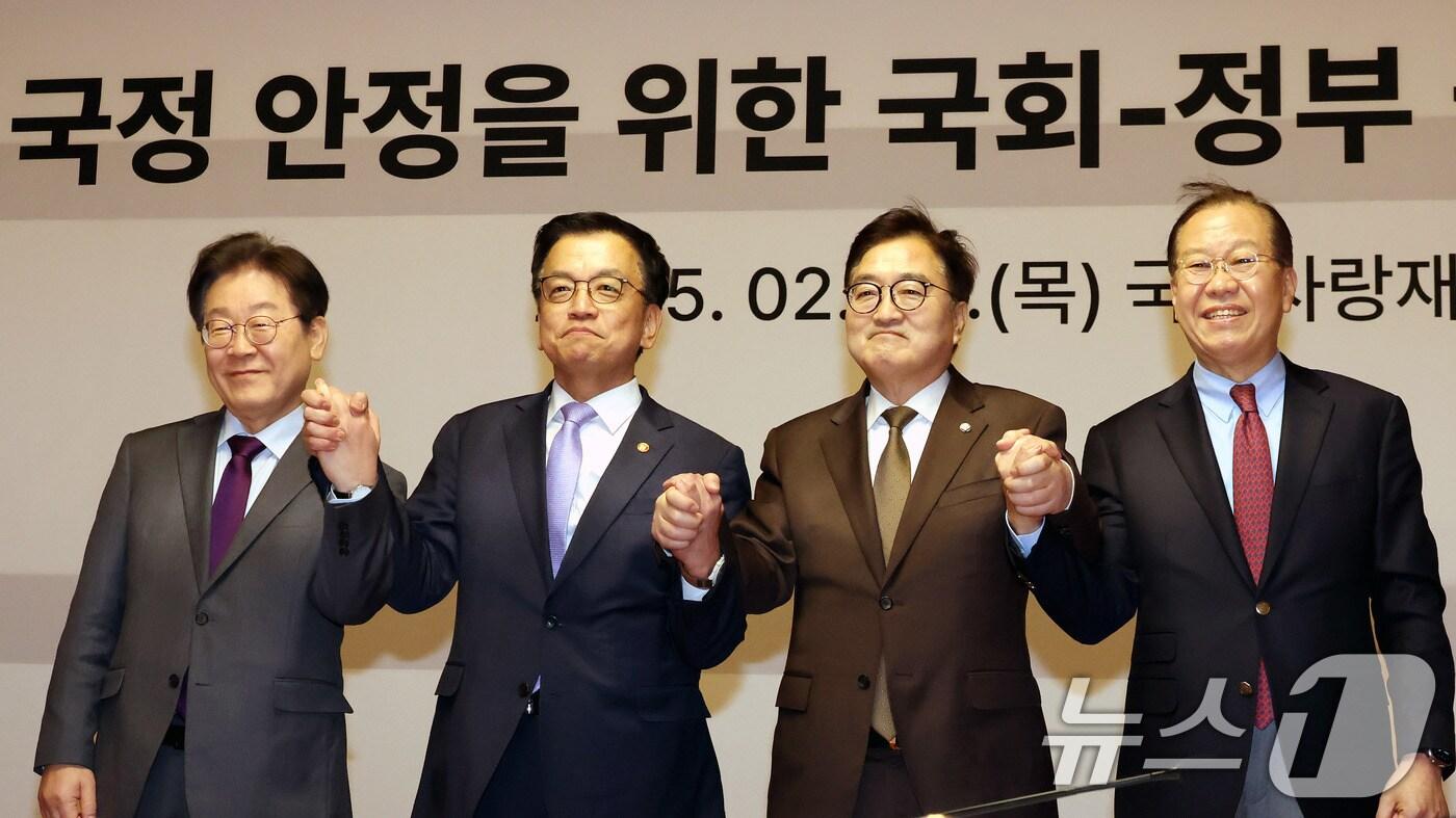 이재명 더불어민주당 대표(왼쪽부터), 최상목 대통령 권한대행 부총리 겸 기획재정부 장관, 우원식 국회의장, 권영세 국민의힘 비상대책위원장이 20일 오후 서울 여의도 국회 사랑재에서 열린 국정 안정을 위한 국회-정부 국정협의회에 참석해 기념 촬영하고 있다. 2025.2.20/뉴스1 ⓒ News1 국회사진취재단