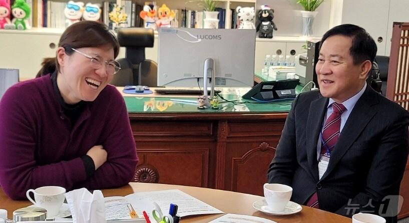 본문 이미지 - 심재국 강원 평창군수(오른쪽)가 20일 세종시 정부청사를 찾아 장미란 문화체육관광부 제2차관과 '2025 세계올림픽 도시연맹총회'와 관련된 지원 사항을 협의했다. (평창군 제공. 재판매 및 DB금지) 2025.2.20/뉴스1