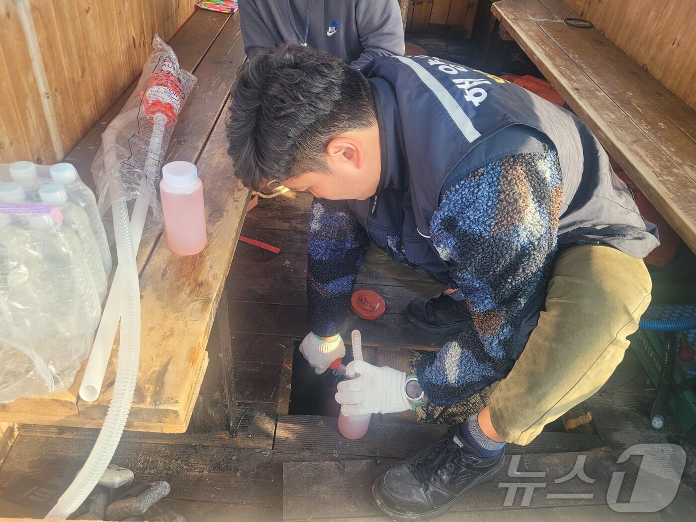 본문 이미지 - 경북 포항해양경찰서는 어업용 면세유를 레저용 보트에 사용한 레저업체 대표 A 씨 등 2명을 사기 혐의로 검찰에 송치했다. 해경이 레저보트에서 연료로 사용한 면세유 시료를 채취하고 있다. (포항해양경찰서제공, 재판매 및 DB 금지) 2025.2.20/뉴스1