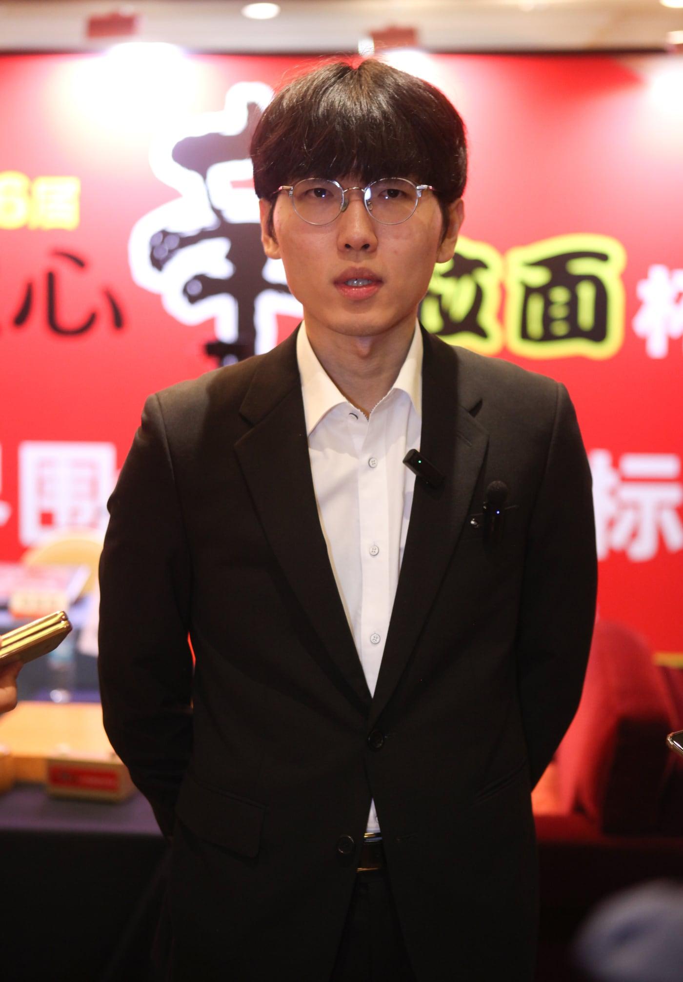 본문 이미지 - 신진서 9단이 20일 중국 상하이의 그랜드 센트럴 호텔에서 열린 제26회 농심신라면배 세계바둑최강전 13국에서 승리한 뒤 취재진 질문에 답하고 있다. (사이버오로 제공)