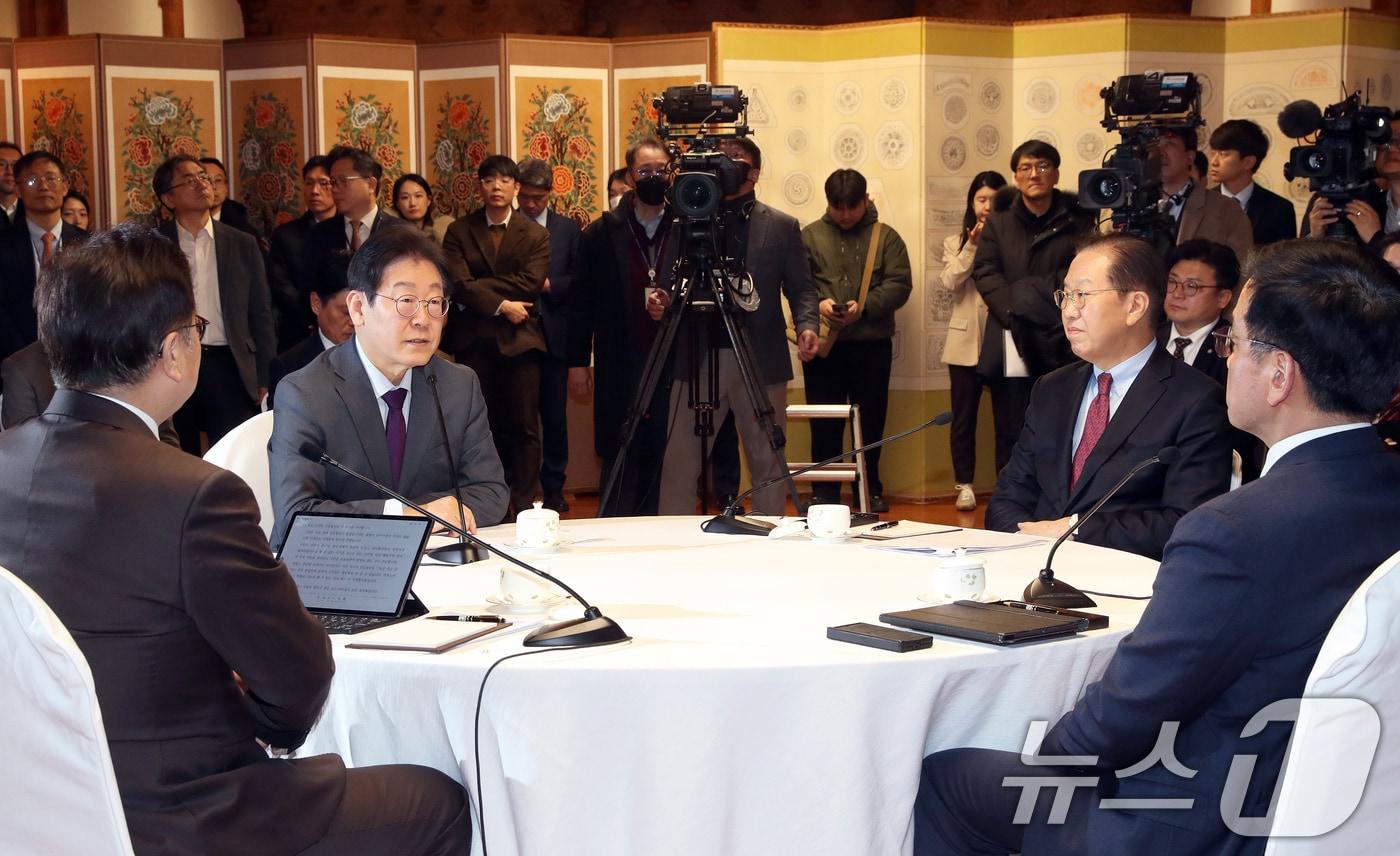 이재명 더불어민주당 대표가 20일 오후 서울 여의도 국회 사랑재에서 열린 국정 안정을 위한 국회-정부 국정협의회 첫 회의에서 모두 발언하고 있다. 왼쪽부터 우원식 국회의장, 이 대표, 권영세 국민의힘 비상대책위원장, 최상목 대통령 권한대행 부총리 겸 기획재정부 장관. 2025.2.20/뉴스1 ⓒ News1 국회사진취재단