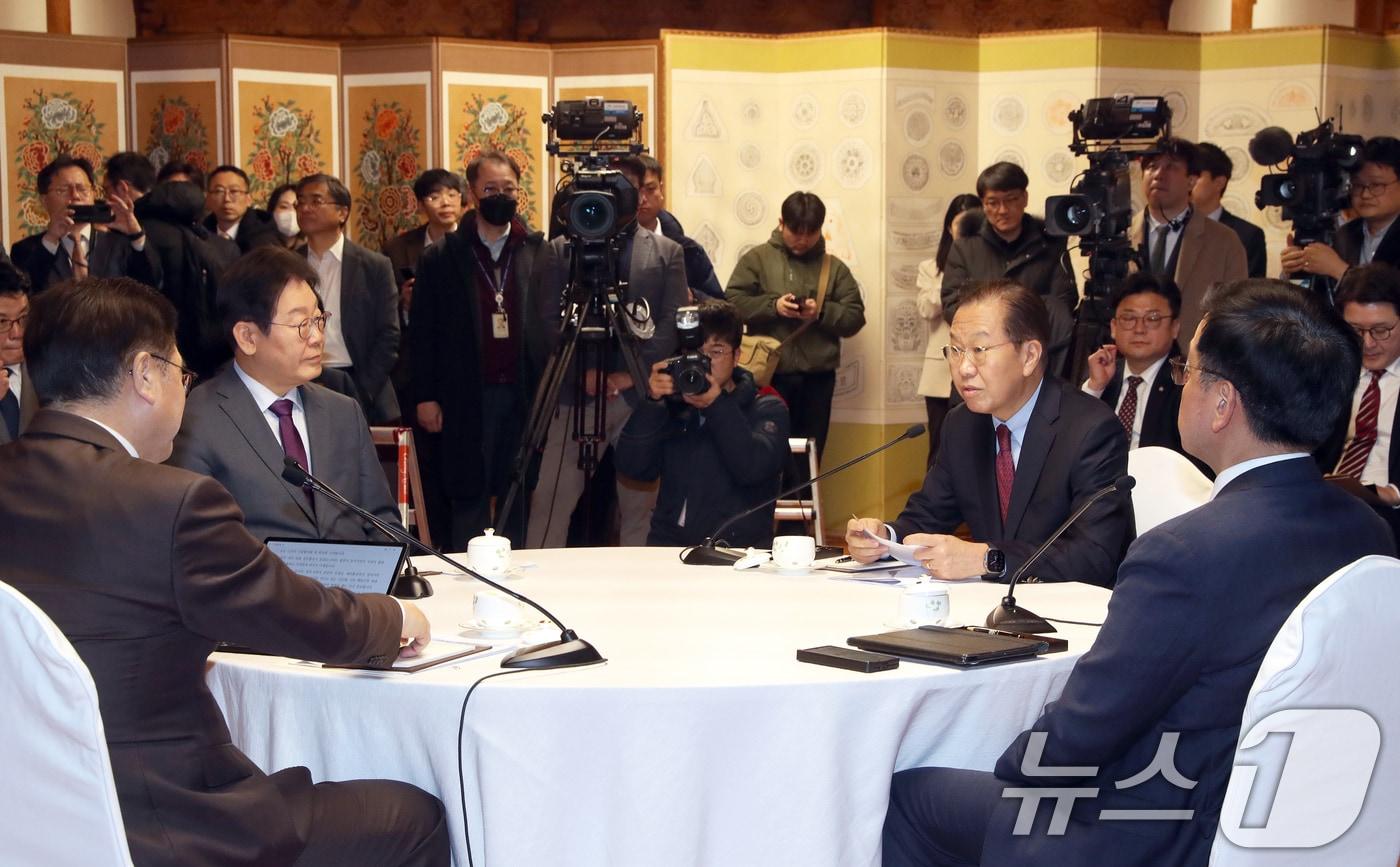 본문 이미지 - 권영세 국민의힘 비상대책위원장이 20일 오후 서울 여의도 국회 사랑재에서 열린 국회-정부 국정협의회 첫 회의에서 모두 발언을 하고 있다. 2025.2.20/뉴스1 ⓒ News1 국회사진취재단