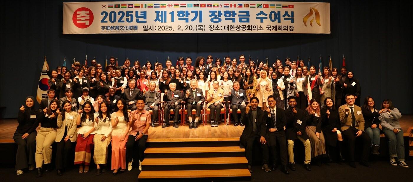 이중근 부영그룹 회장이 20일 서울 중구 상공회의소에서 열린 2025년 제1학기 장학금 수여식에서 장학생에게 장학금을 전달 후 기념촬영을 하고 있다./부영그룹 제공