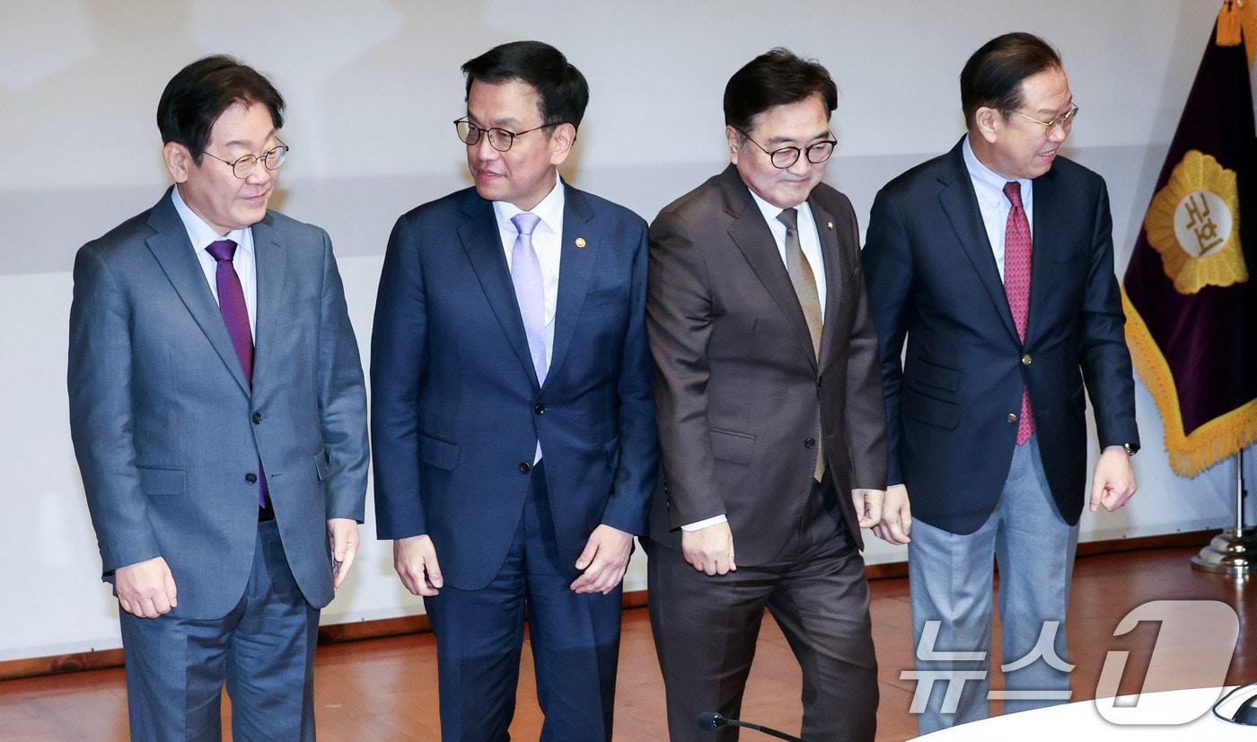 이재명 더불어민주당 대표(왼쪽부터), 최상목 대통령 권한대행 부총리 겸 기획재정부 장관, 우원식 국회의장, 권영세 국민의힘 비상대책위원장이 20일 오후 서울 여의도 국회 사랑재에서 열린 국정 안정을 위한 국회-정부 국정협의회에 참석해 기념 촬영을 마친 뒤 자리로 향하고 있다. 2025.2.20/뉴스1 ⓒ News1 국회사진취재단