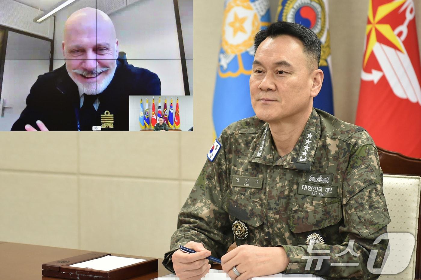 김명수 합참의장이 쥐세페 카보 드라고네(이탈리아 해군 대장) 신임 NATO 군사위원장과 공조통화를 하고 있다. (합참 제공. 재판매 및 DB 금지) 2025.2.20/뉴스1