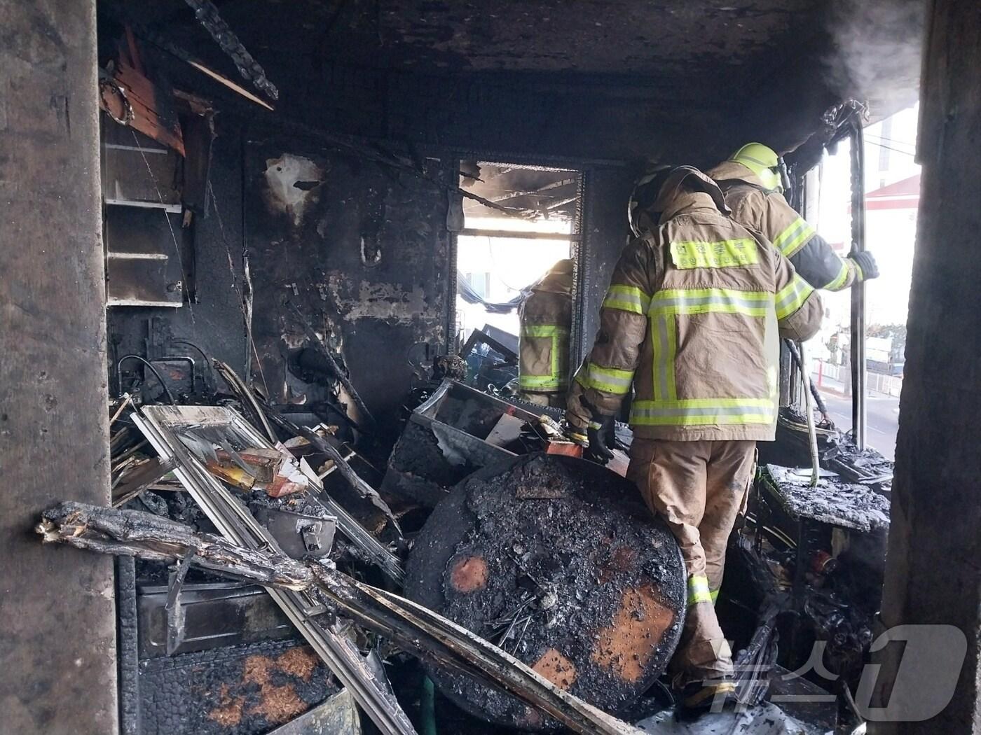 본문 이미지 - 20일 오후 4시 27분쯤 인천시 중구 신흥동 상가주택건물 3층에서 불이 났다.(인천소방본부 제공)2025.2.20/뉴스1