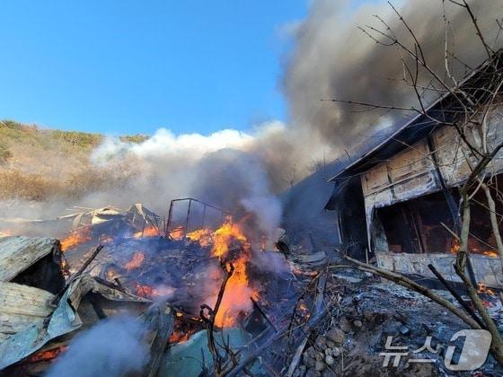 본문 이미지 - 20일 오후 3시 17분쯤 하동군 고전면의 한 단독주택에서 발생한 불이 인근 야산으로 번지면서 소방당국이 진화에 나서고 있다. 사진은 화재 현장 모습.(경남소방본부 제공. 재판매 및 DB금지)