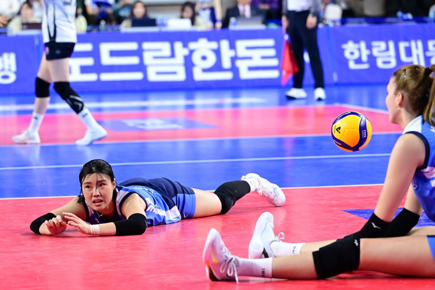 IBK기업은행은 20일 열린 204-25 도드람 V리그 여자부 5라운드 홈 경기에서 한국도로공사에 0-3으로 졌다. (KOVO 제공)