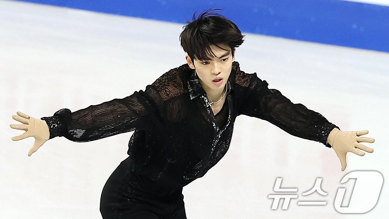 본문 이미지 - 피겨 차준환이 20일 오후 서울 양천구 목동 아이스링크에서 열린 2025 ISU 사대륙 피겨스케이팅 선수권대회 남자 싱글 쇼트 프로그램에서 멋진 연기를 선보이고 있다. 2025.2.20/뉴스1 ⓒ News1 김진환 기자
