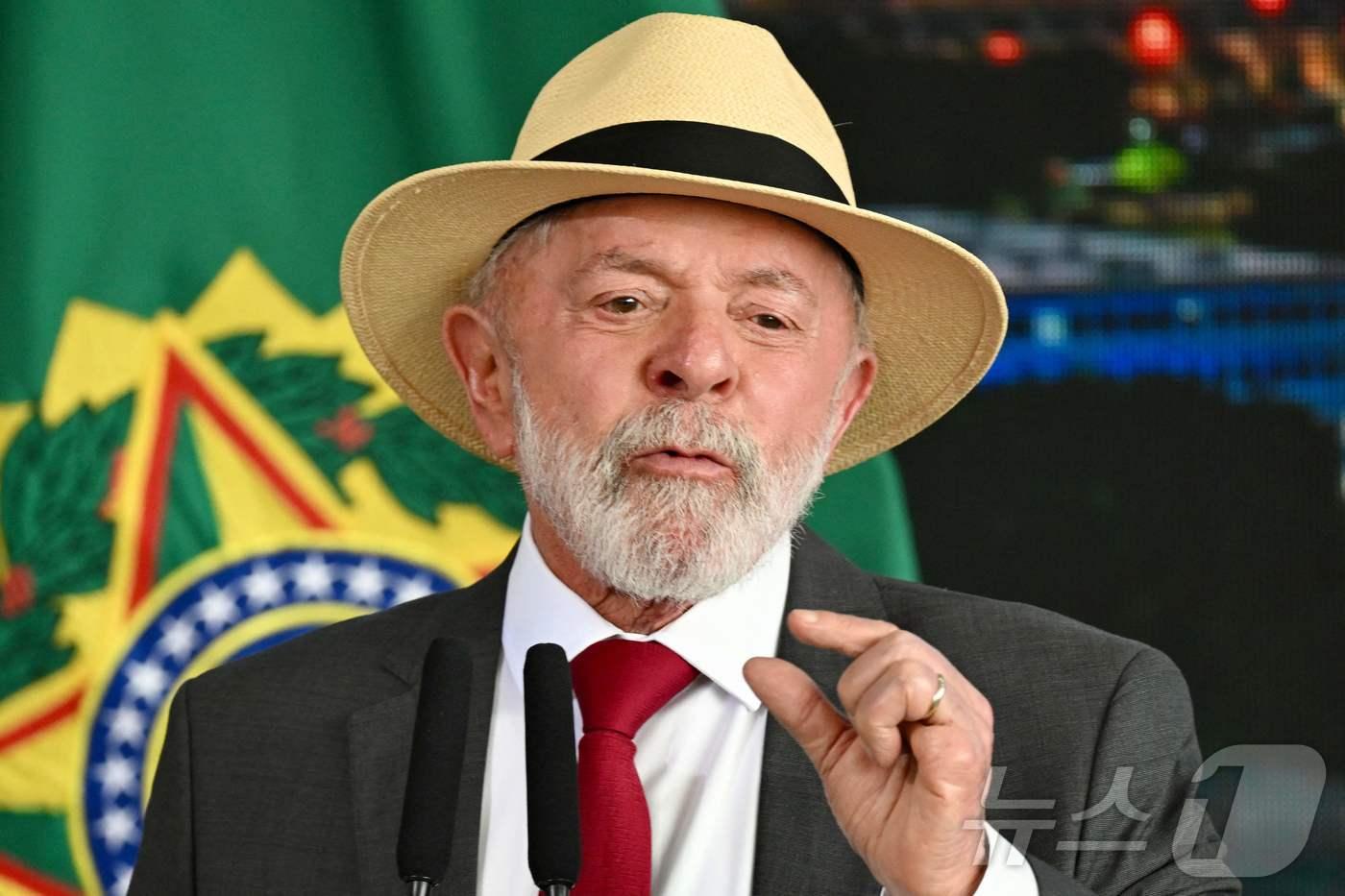 루이스 이나시우 룰라 다시우바 브라질 대통령이 2025년 1월 8일 민주주의 수호 행사에서 연설하는 제스처를 취하고 있다. 2025.01.08 ⓒ AFP=뉴스1 ⓒ News1 김경민 기자