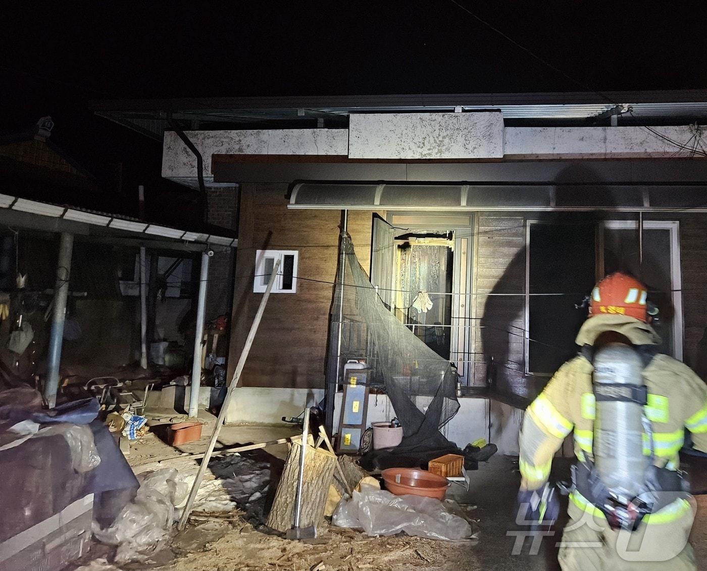 본문 이미지 - 20일 오후 10시 32분쯤 상주시 화서면 한 단독주택에서 불이나 소방당국이 화재진압에 나섰다.&#40;경북소방본부 제공. 재판매 및 DB 금지&#41;2025.2.21/뉴스1