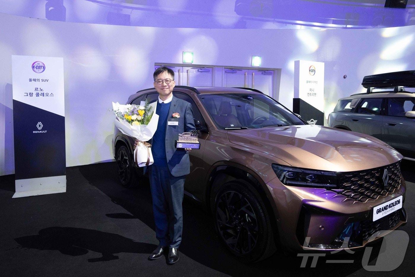 르노코리아 임석원 디렉터가 20일 열린 '2025 대한민국 올해의 차' 시상식에서 기념사진을 촬영하고 있다(르노 코리아 제공. 재판매 및 DB 금지)