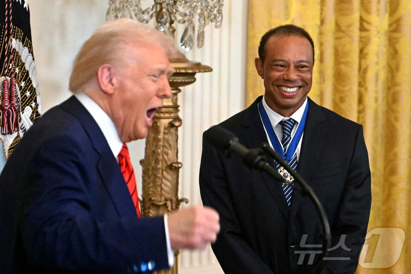 도널드 트럼프 미국 대통령이 20일&#40;현지시간&#41; 워싱턴 백악관에서 열린 흑인 역사의 달 리셉션서 골퍼 타이거 우즈가 지켜 보는 가운데 연설을 하고 있다. 2025.02.21 ⓒ AFP=뉴스1 ⓒ News1 우동명 기자