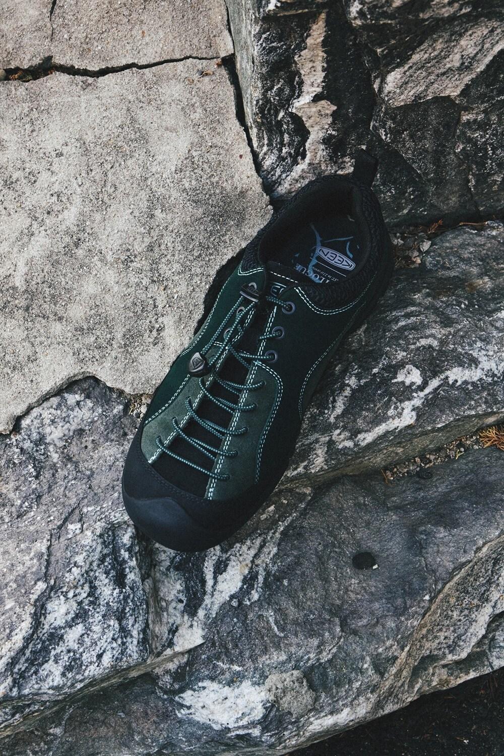 본문 이미지 - 킨(KEEN)이 국내 남성복 브랜드 이스트로그(EASTLOGUE)와 협업한 스니커즈를 21일 출시했다.(킨제공)