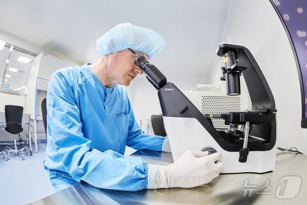 본문 이미지 - 삼성바이오로직스 연구원이 물질 분석을 하고 있다.&#40;삼성바이오로직스 제공&#41;/뉴스1