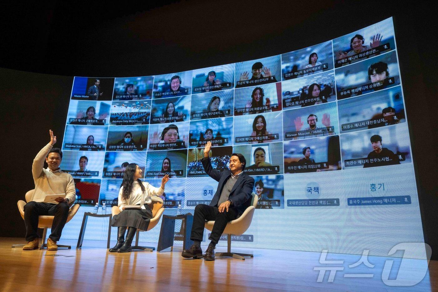  호세 무뇨스 사장이 타운홀 미팅에서 Q&A 세션을 진행하는 모습.(현대차 제공)