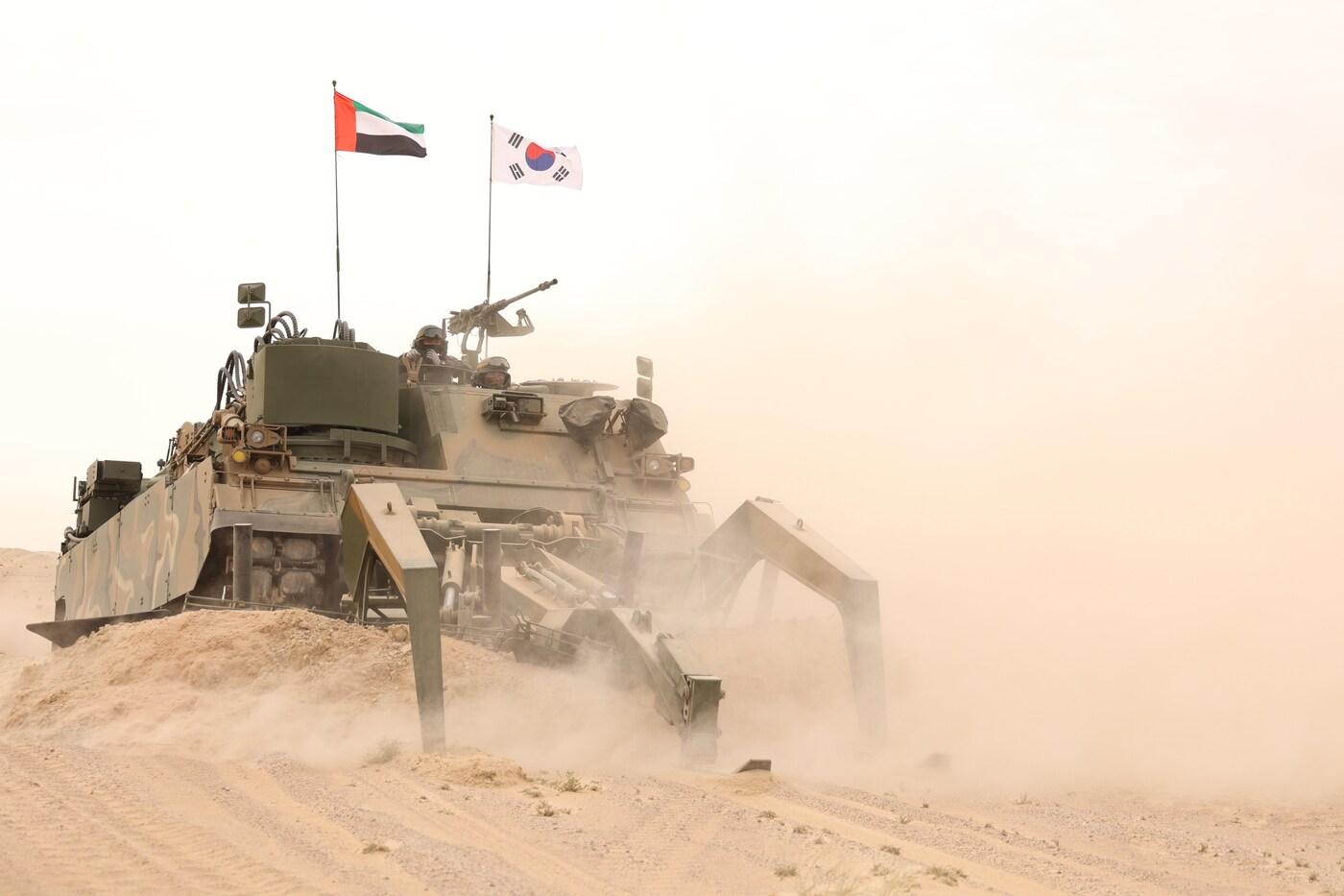 현지연합훈련단 소속 K600 장애물개척전차가 복합장애물지대를 개척하며 아군이 기동할 통로를 확보하고 있다.(육군 제공)