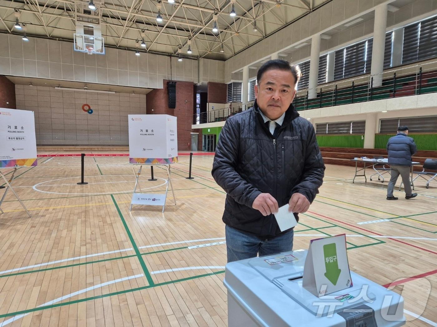 본문 이미지 - 김진하 강원 양양군수 주민소환 사전투표 첫날인 21일 주민소환 투표 청구인인 김동일 미래양양시민연대 대표가 양양실내체육관에 마련된 제1사전투표소에서 투표하고 있다. 선거관리위원회는 21∼22일 양양지역 6개 사전투표소에서 김진하 군수에 대한 주민소환 사전투표를 실시한다.2025.2.21/뉴스1 ⓒ News1 윤왕근 기자
