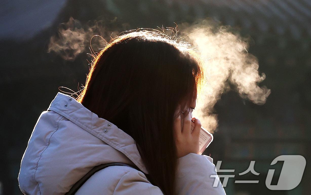 본문 이미지 - 두꺼운 옷을 입은 시민이 입김을 뿜고 있다. /뉴스1 ⓒ News1 장수영 기자