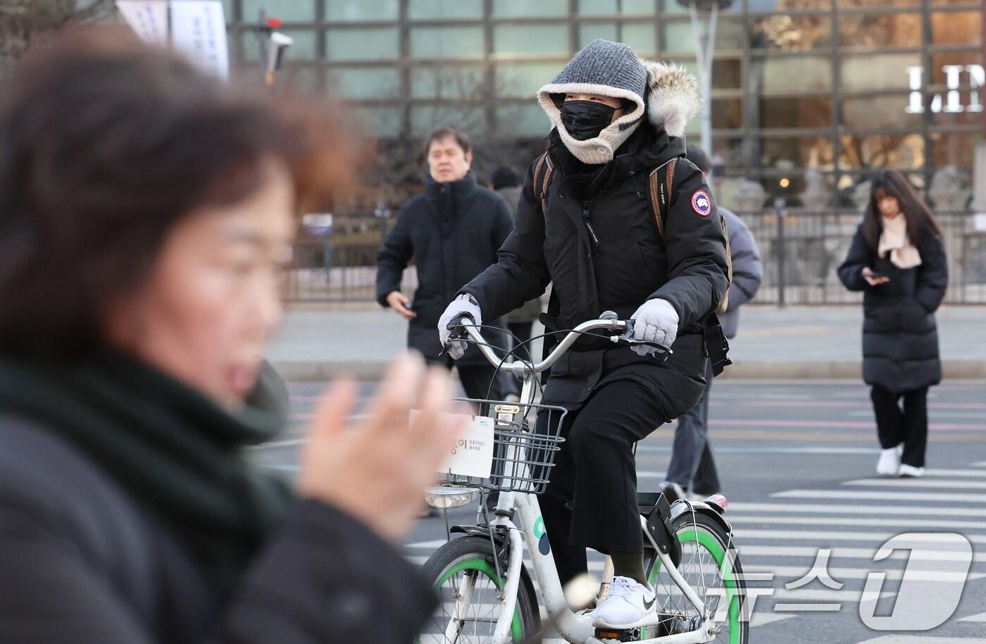 두꺼운 옷을 입은 시민들이 출근을 하고 있다. 2025.2.21/뉴스1 ⓒ News1 장수영 기자