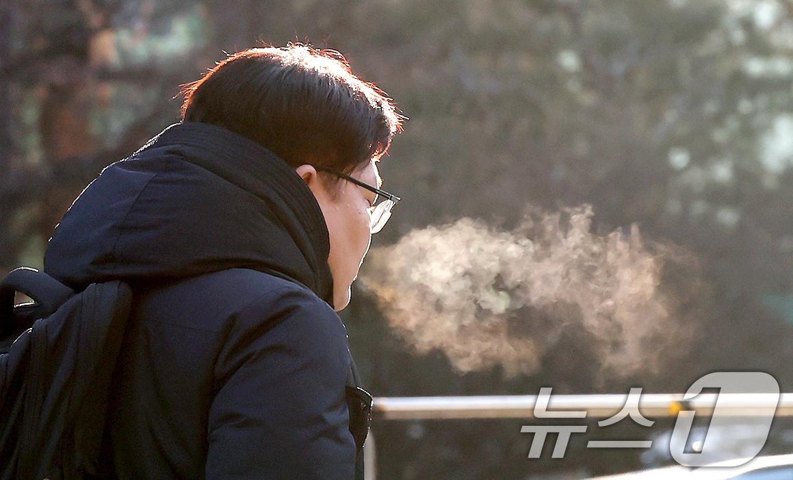 본문 이미지 - 추운 날씨에 입김 뿜는 시민./뉴스1 ⓒ News1 장수영 기자