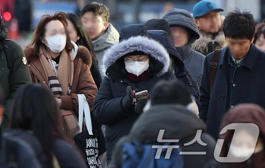 본문 이미지 - 영하 10도 안팎의 추위가 이어진 21일 오전 서울 세종대로사거리에서 두꺼운 옷을 입은 시민들이 출근을 하고 있다. 2025.2.21/뉴스1 ⓒ News1 장수영 기자