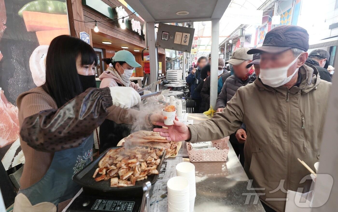 청주 서문시장 삼겹살 축제 시식회. (시 제공. 재판매 및 DB금지)