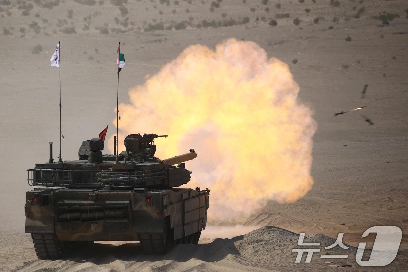 육군은 지난 10일부터 20일까지 ‘2025년 아랍에미리트(UAE) 연합훈련 TF’가 UAE군과의 현지 연합훈련을 성공적으로 마치고 귀국길에 오른다고 21일 밝혔다. 현지연합훈련단 소속 K2전차가 연합사격 훈련간 표적을 향해 120mm 전차포를 사격하고 있다. (육군 제공. 재판매 및 DB 금지) 2025.2.21/뉴스1