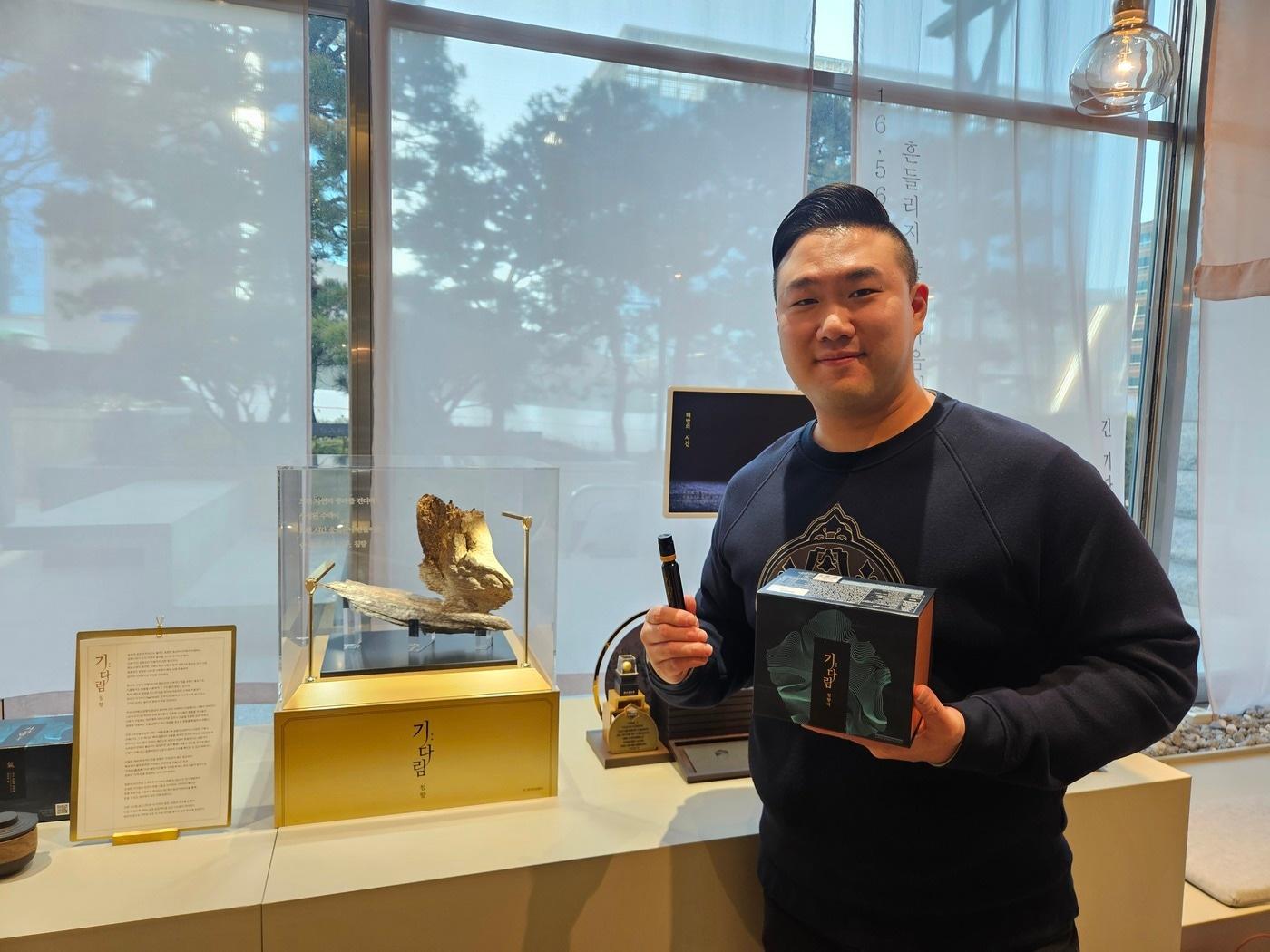 본문 이미지 - 강준구 KGC인삼공사 BM이 기다림 침향 제품 앞에서 기념 사진을 찍고 있다.(KGC인삼공사 제공)