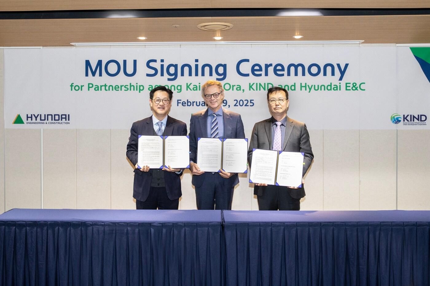 원병철 한국해외인프라도시개발지원공사(KIND) 사업개발본부장(오른쪽)과 김경수 현대건설 글로벌사업부장, 마크 프레이저 카잉가오라 도시개발사업 본부장 등이 '뉴질랜드 내 대규모 주택 개발 사업을 위한 협력 양해각서(MOU)' 체결 후 기념사진을 찍고 있다. / KIND 제공