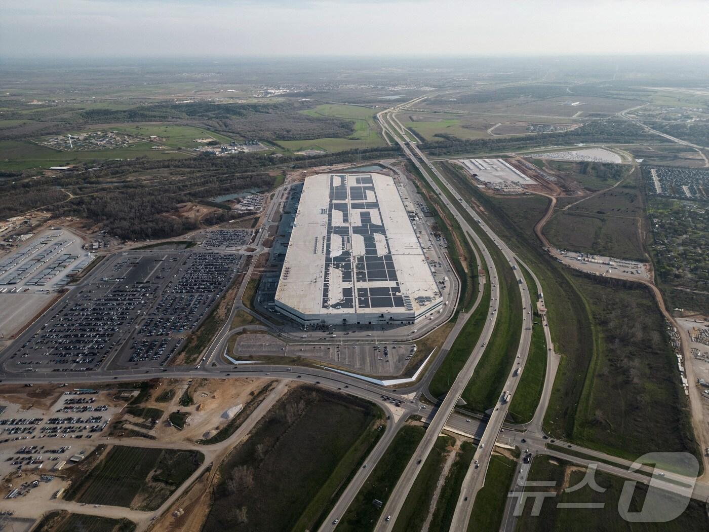 본문 이미지 - 미국 텍사스 오스틴에 위치한 테슬라 기가팩토리 전경. <자료 사진> ⓒ 로이터=뉴스1